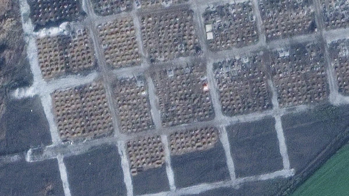 Veľké množstvo nových hrobov a čerstvo vykopaných radov hrobov pribudlo na Starokrymskom cintoríne v Mariupole, ktoré bolo vidieť na satelitných snímkach z 30. novembra