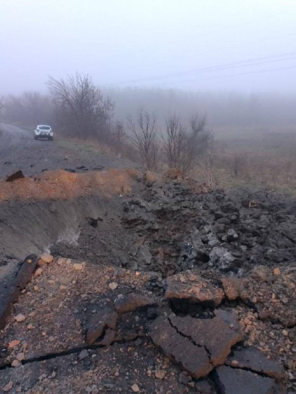 Como resultado del impacto de los misiles S-300 en una de las comunidades del distrito de Zaporizhzhya, la carretera entre dos aldeas quedó destruida.