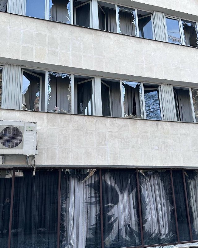 Schäden am Palast der Künste „Ukraine infolge russischer Raketenangriffe in Kiew. Bereits 8 Verletzte