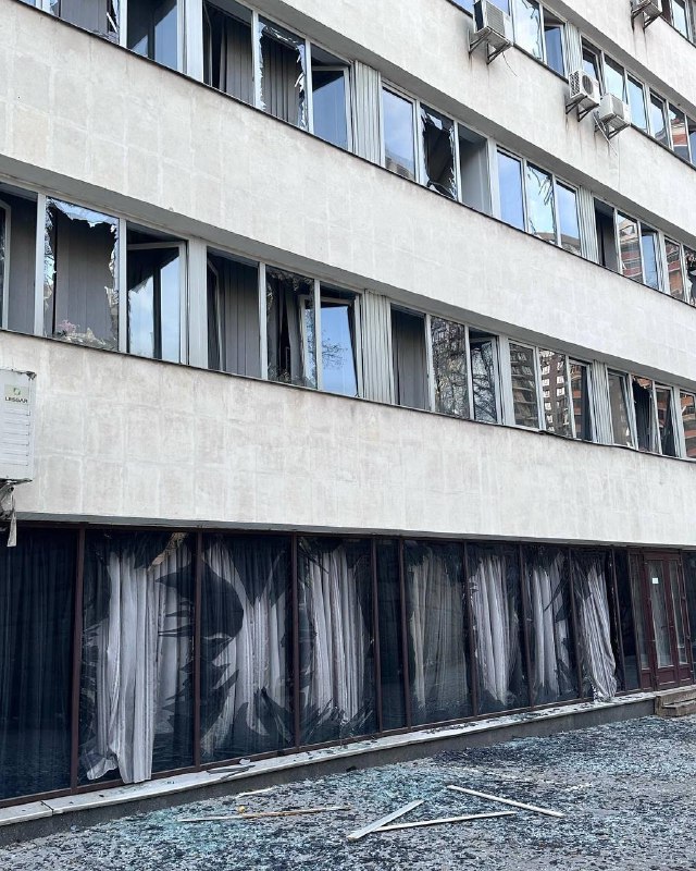 Пошкодження Палацу мистецтв Україна внаслідок ракетних ударів Росії по Києву. Вже 8 поранених