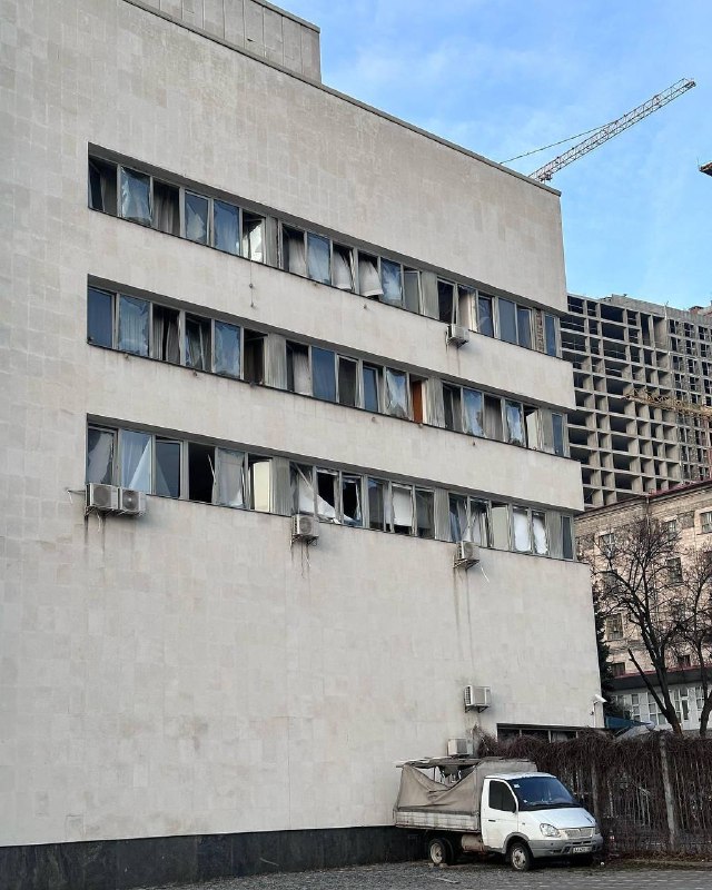 Daños en el Palacio de las Artes Ucrania como resultado de los ataques con misiles rusos en Kyiv. Ya 8 heridos