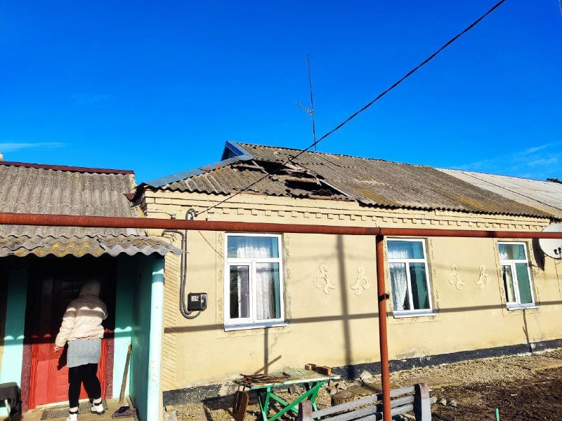 Destrucción en Novohorivka del distrito de Polohy como resultado de bombardeos