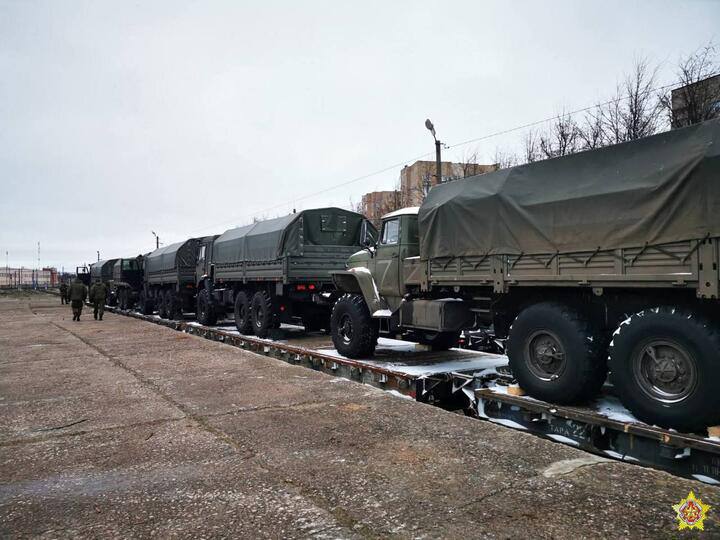 Más equipo militar ruso llegó a Bielorrusia. Aquí está la foto de Palonka, distrito de Baranavychi. Dos trenes transportan transportes blindados de personal, camiones cisterna de gasolina y vagones de carga.