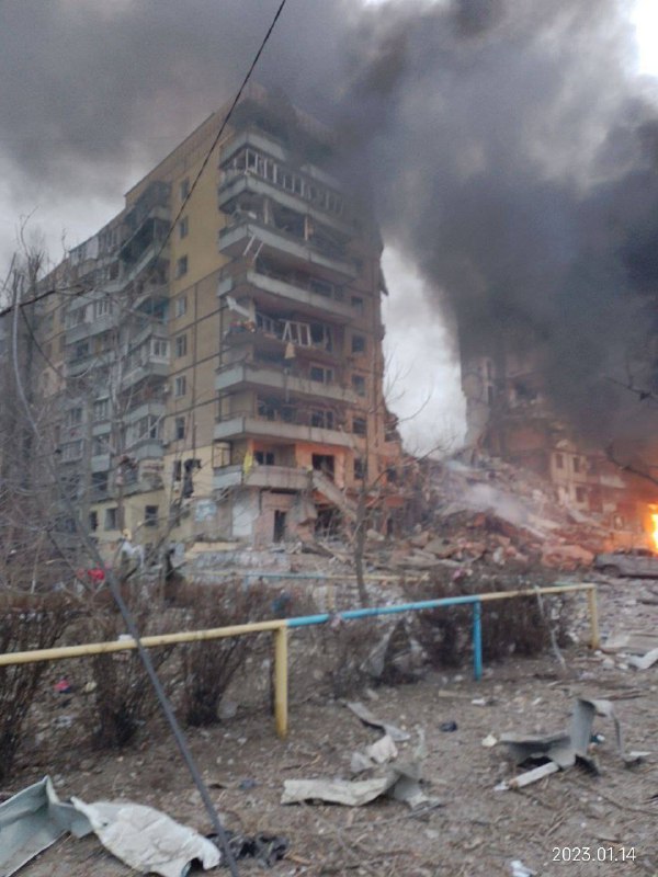 Míssil atingiu um bloco de apartamentos residenciais na cidade de Dnipro. O prédio desabou parcialmente