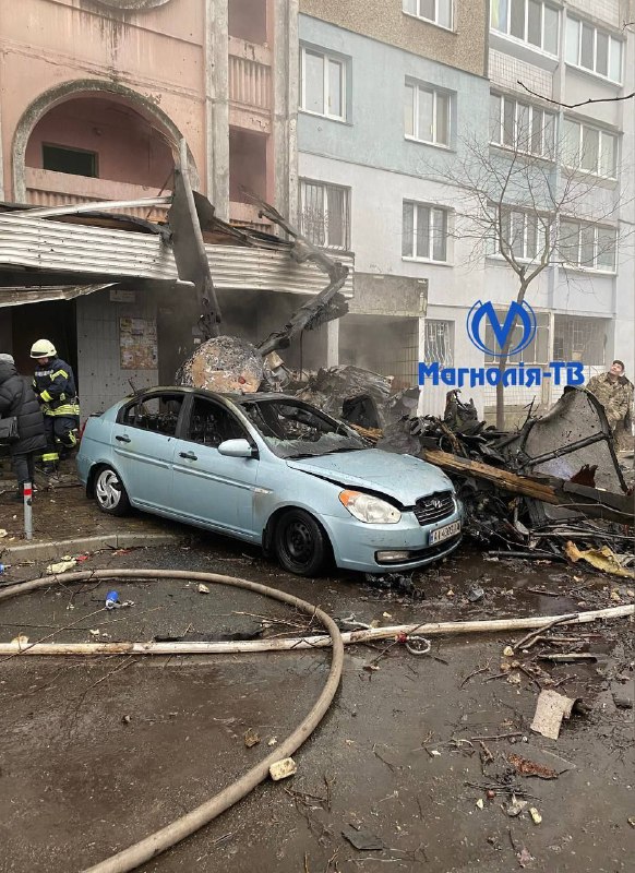 Helikopter neergestort in woonwijk Brovary stad Kyiv regio, zijn er slachtoffers