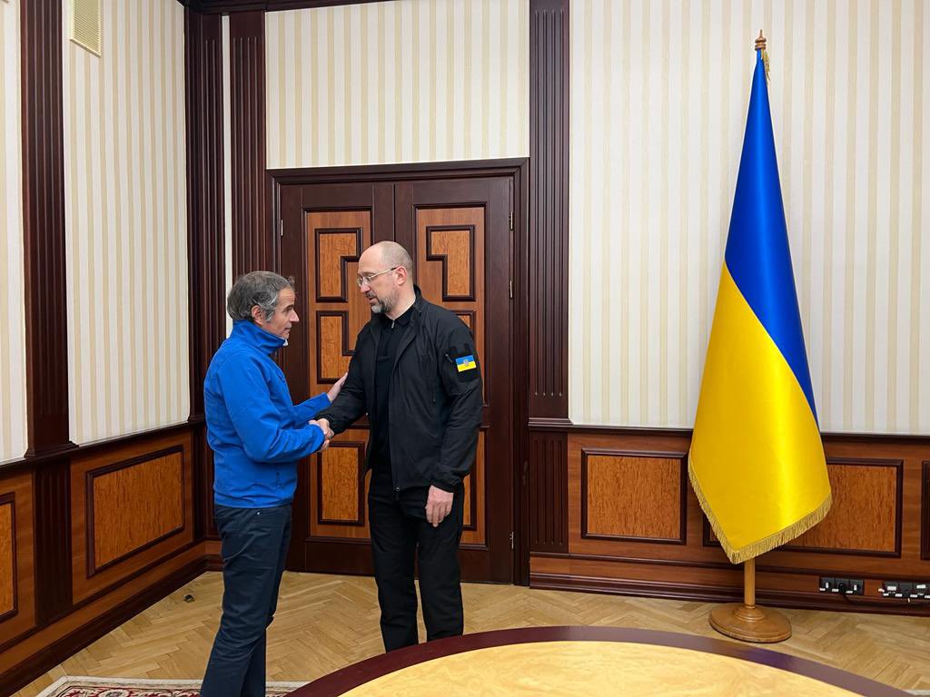 Επικεφαλής του ΔΟΑΕ: Τον περασμένο μήνα, ο πρωθυπουργός @Denys_Shmyhal και εγώ συμφωνήσαμε να καθιερώσουμε μόνιμη παρουσία του ΔΟΑΕ σε όλους τους πυρηνικούς σταθμούς της Ουκρανίας. Σήμερα στο Κίεβο επιβεβαίωσα ότι η υποστήριξη