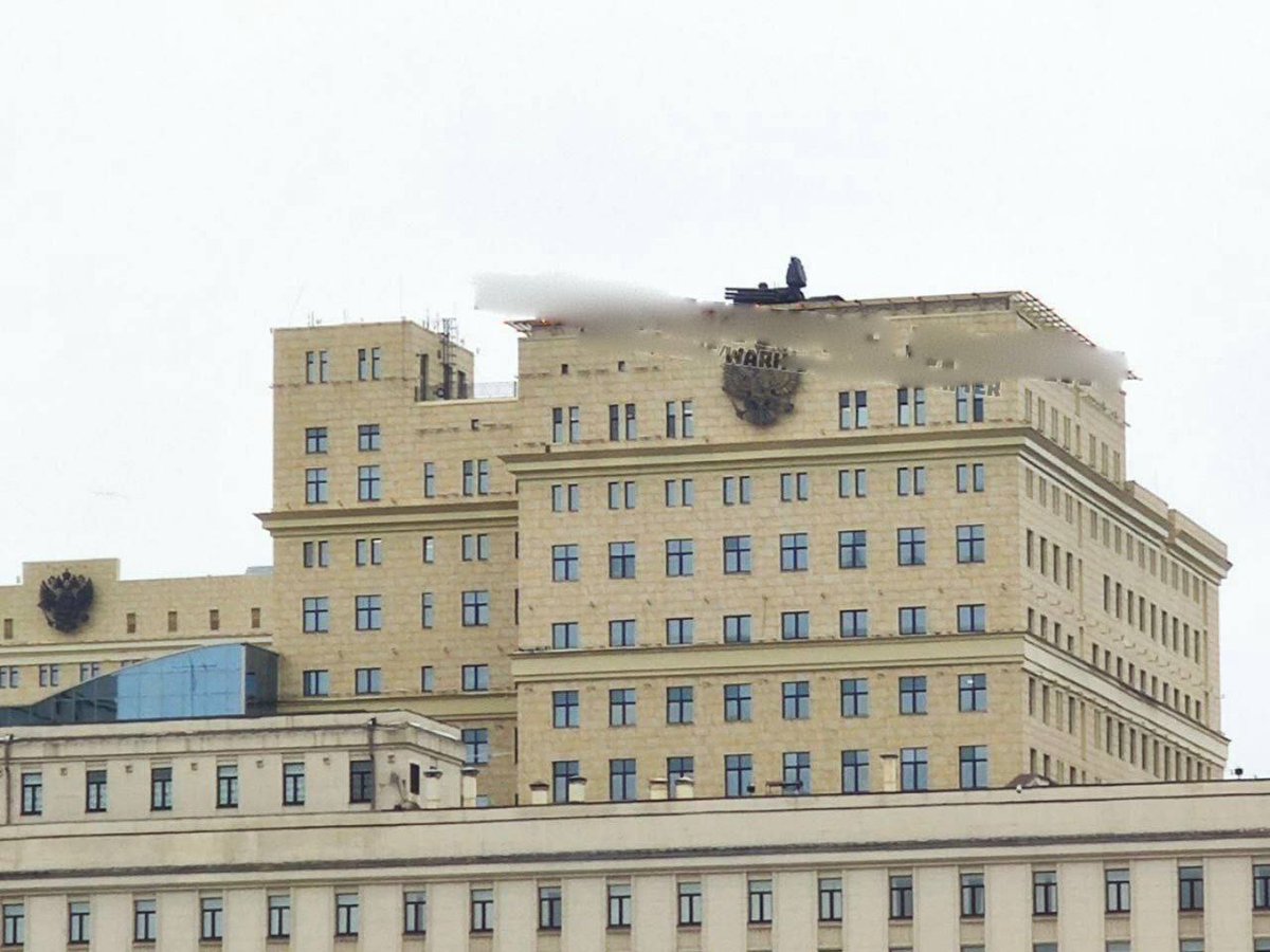 Krievijas armija vairāku Maskavas ēku virsotnēs izvietoja pretgaisa aizsardzību Pantsir