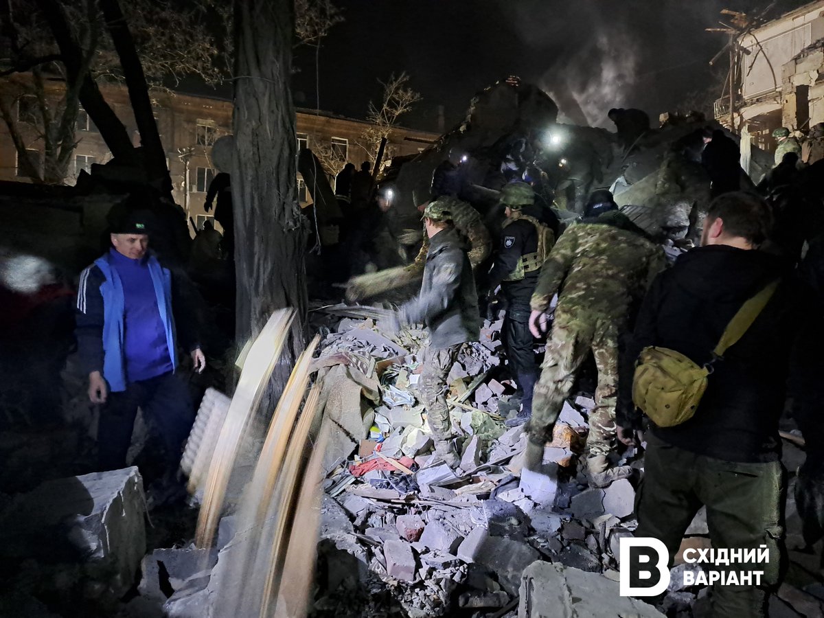Räddningsarbetet fortsätter i Kramatorsk efter rysk missilangrepp. Upp till 10 personer kan befinna sig under spillror