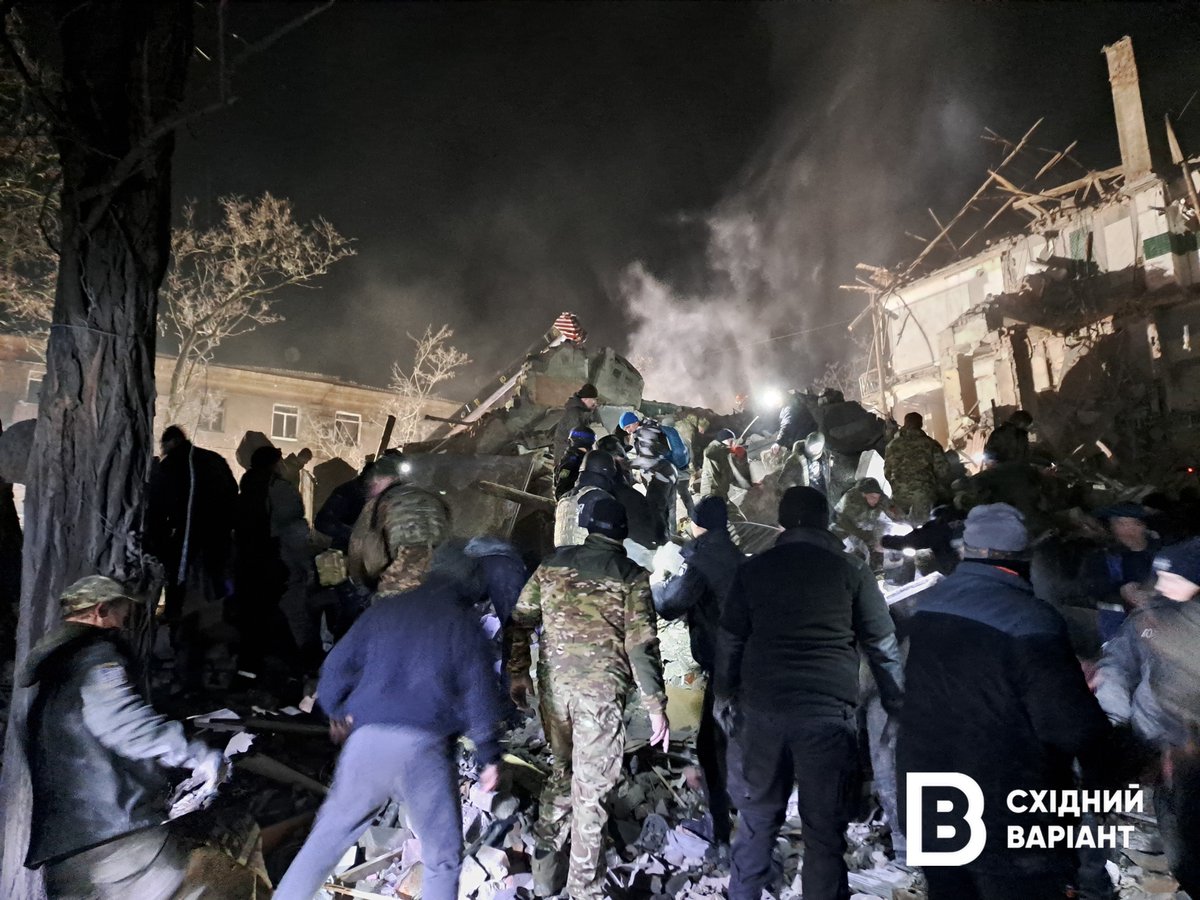 俄罗斯导弹袭击后，克拉马托尔斯克的救援行动仍在继续。废墟下可能有多达 10 人