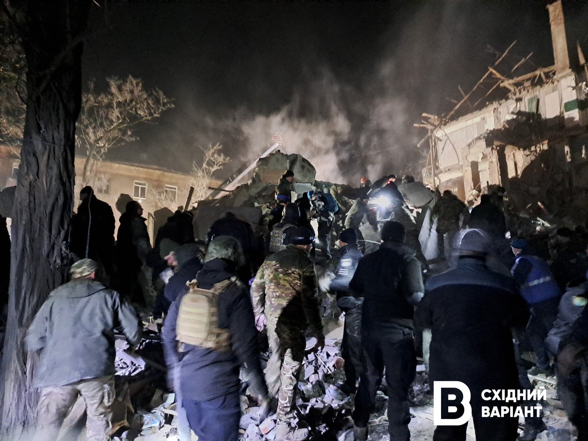 Trwa akcja ratunkowa w Kramatorsku po rosyjskim ataku rakietowym. Pod gruzami może znajdować się nawet 10 osób
