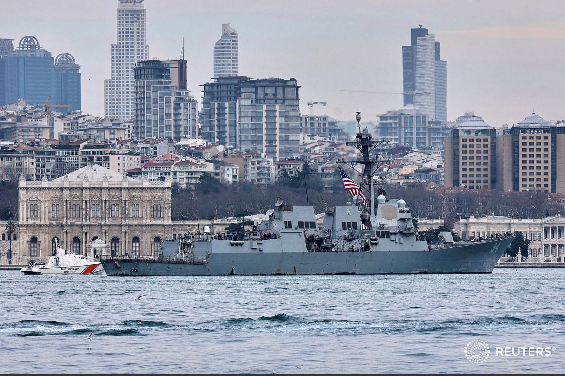 .@USNavy 的 Arleigh Burke 级导弹驱逐舰 USS Nitze，附属于@GHWBCVN77，在前往位于 Gölcük 的土耳其海军总部进行港口停靠之前访问了伊斯坦布尔。在过去的 5 个月里，乔治 HW 布什号航空母舰在俄罗斯入侵乌克兰期间一直留在地中海