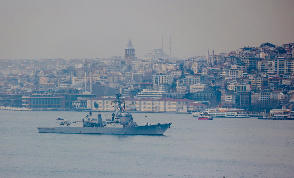 .@USNavy 的 Arleigh Burke 级导弹驱逐舰 USS Nitze，附属于@GHWBCVN77，在前往位于 Gölcük 的土耳其海军总部进行港口停靠之前访问了伊斯坦布尔。在过去的 5 个月里，乔治 HW 布什号航空母舰在俄罗斯入侵乌克兰期间一直留在地中海