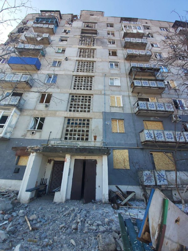La artillería rusa alcanza un bloque de apartamentos residenciales en Nueva York, región de Donetsk