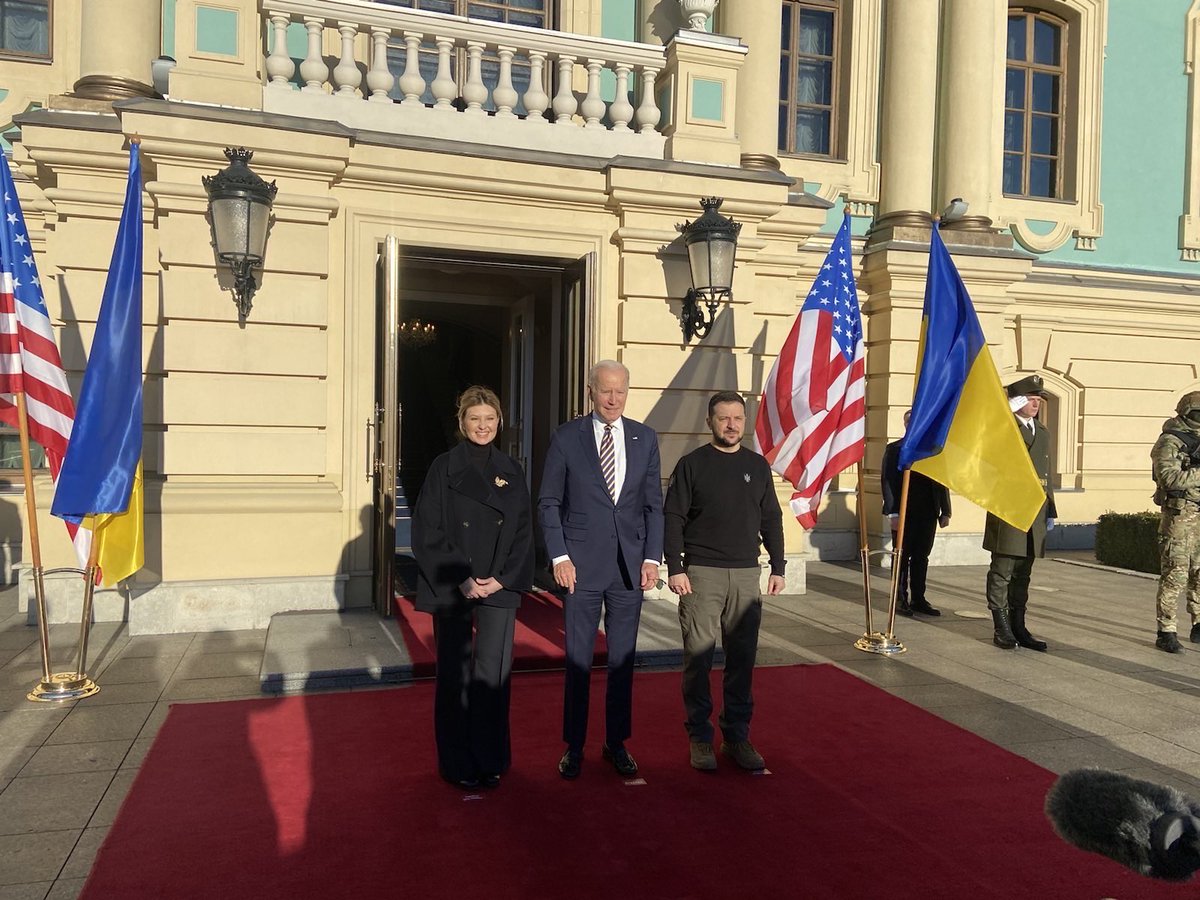 Biden na Ukrajine: Prezident tam pricestoval na neohlásenú návštevu Kyjeva, kde sa stretol s @ZelenskyyUa v Mariinskom paláci pred ročným výročím ruskej invázie na Ukrajinu