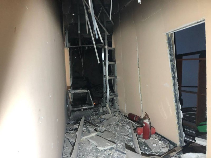 Destruição em Nikopol como resultado do bombardeio russo durante a noite