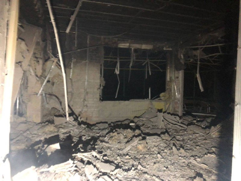 Destruição em Nikopol como resultado do bombardeio russo durante a noite