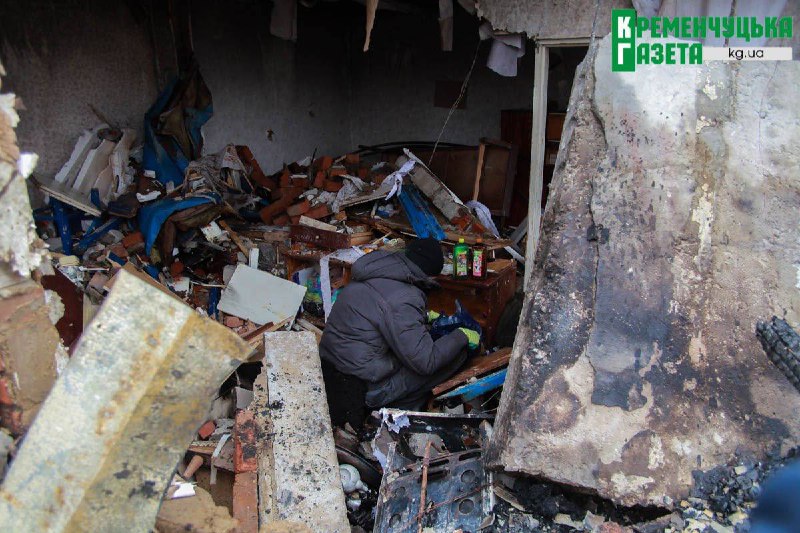 Poškození v Kremenčuku po sestřelení ruského dronu a jeho nárazu do obytných domů