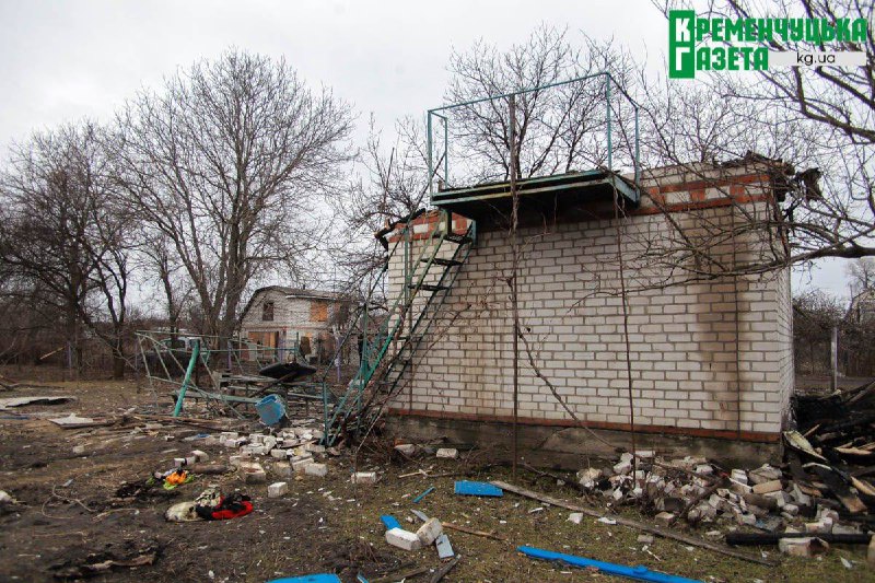 Poškození v Kremenčuku po sestřelení ruského dronu a jeho nárazu do obytných domů