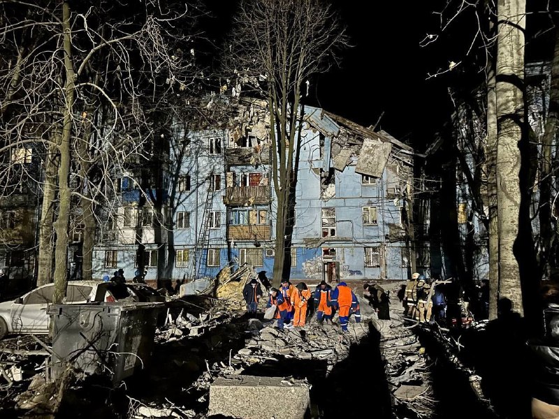 Nejméně 2 lidé zahynuli v důsledku ruského raketového útoku v Záporoží, který částečně zničil obytný blok