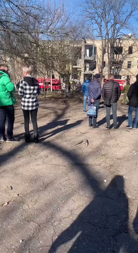 כוחות חילוץ במקום פגיעת טילים רוסיים בבית מגורים בקרמטורסק