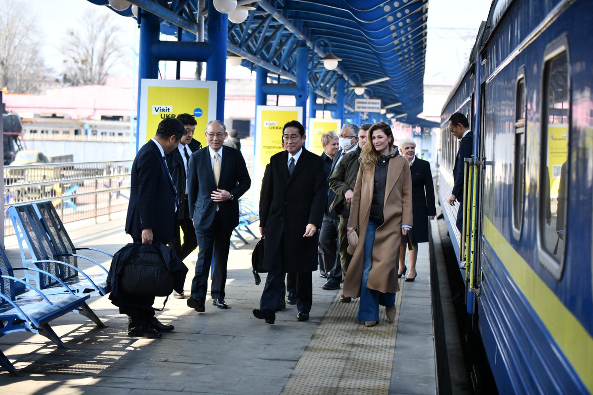 Le Premier ministre japonais Kishida Fumio @kishida230 est en visite en Ukraine