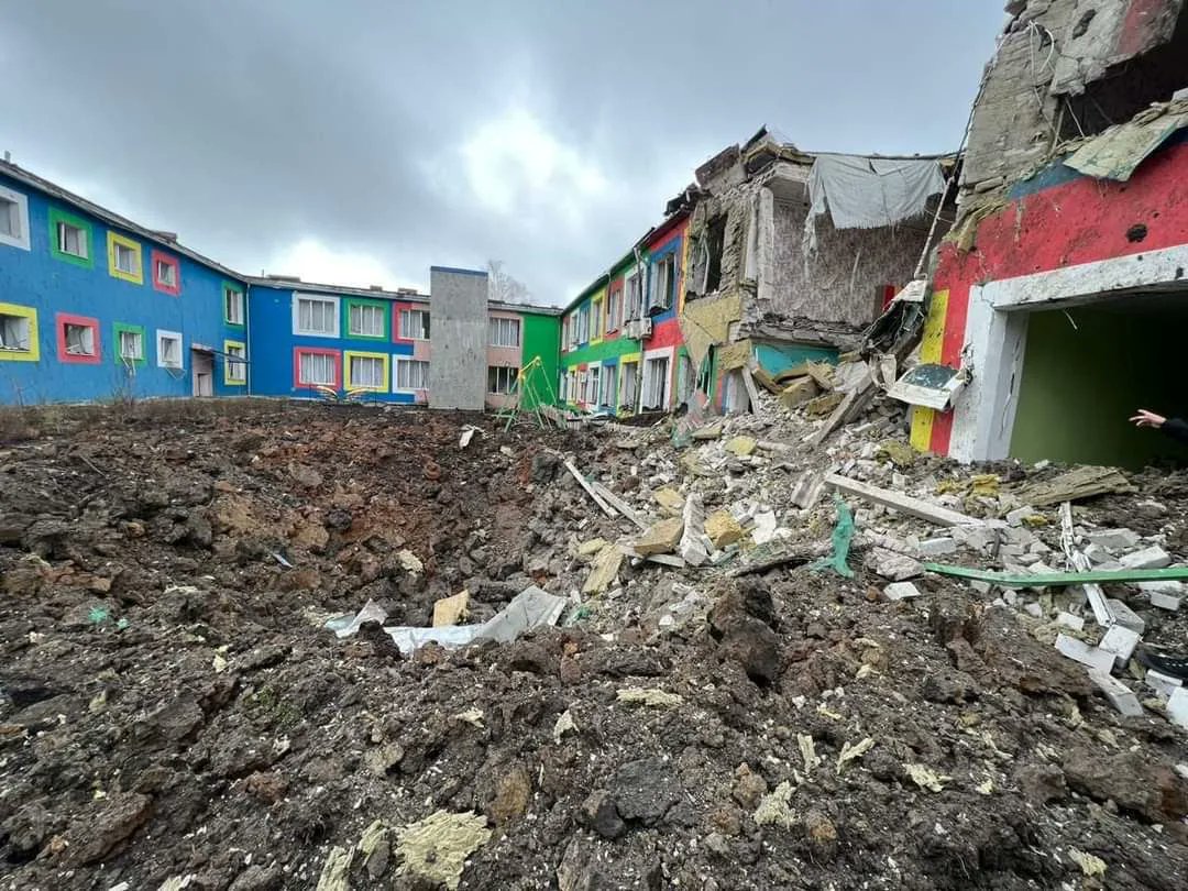 Die russische Armee beschoss Druschkiwka in der Region Donezk und beschädigte den Kindergarten
