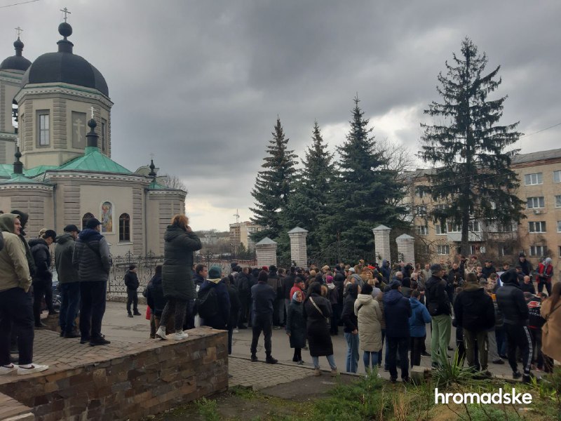 Moskova Ortodoks Kilisesi çalışanları Pazar ayininde bir askeri dövdükten sonra Khmelnitsky'de protesto