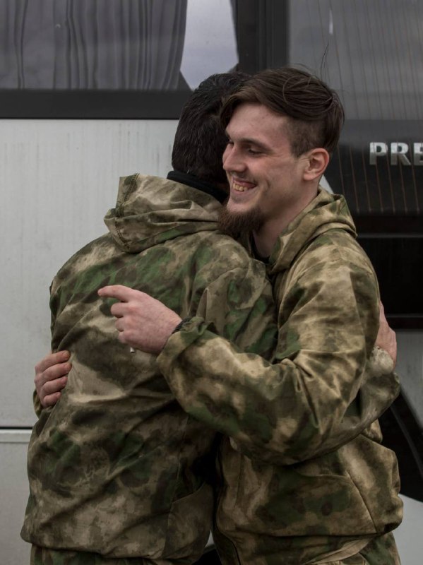 130 Oekraïense militairen zijn vrijgelaten uit Russische gevangenschap in een nieuwe gevangenenruil