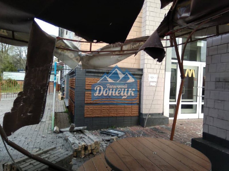 Podobno 1 osoba zabita, rozległe zniszczenia podczas nocnego ostrzału Doniecka, według niektórych raportów pociski nadeszły z kierunku południowo-wschodniego