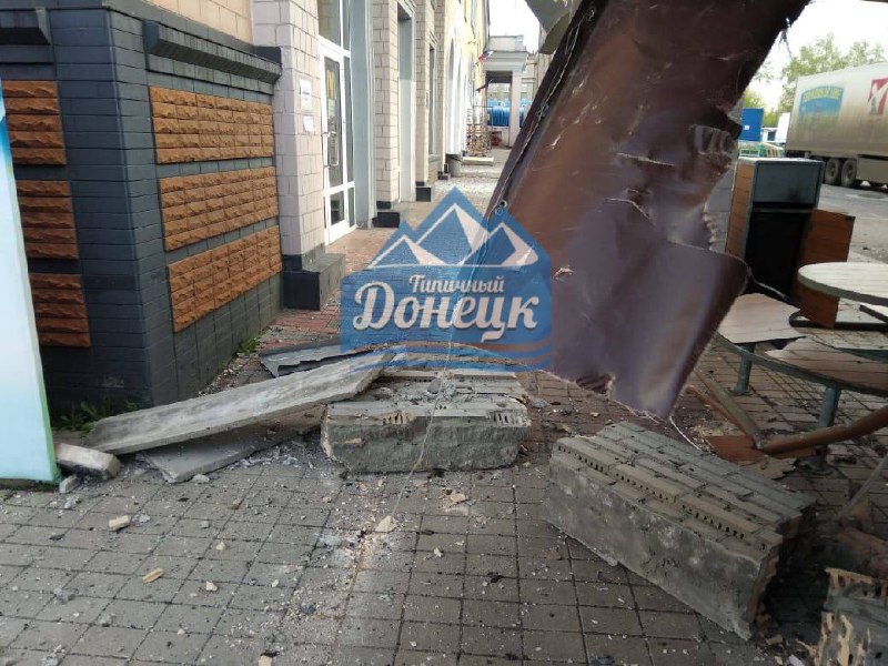 Según los informes, 1 persona murió, daños generalizados en el bombardeo nocturno de Donetsk, según algunos informes, los proyectiles procedían del sureste.