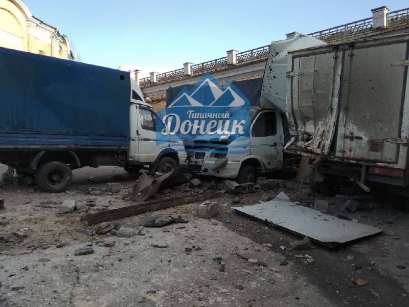 1 personne aurait été tuée, dégâts considérables dans le bombardement nocturne de Donetsk, selon certains rapports, les obus sont venus du sud-est