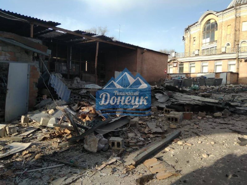 1 personne aurait été tuée, dégâts considérables dans le bombardement nocturne de Donetsk, selon certains rapports, les obus sont venus du sud-est