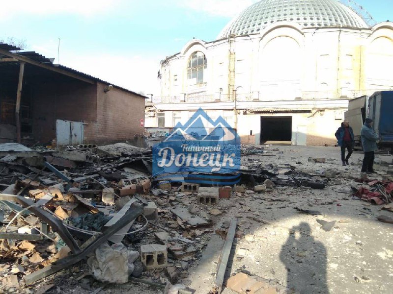 Podobno 1 osoba zabita, rozległe zniszczenia podczas nocnego ostrzału Doniecka, według niektórych raportów pociski nadeszły z kierunku południowo-wschodniego