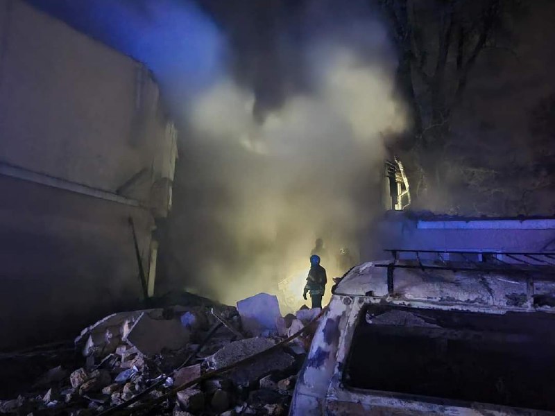 乌克兰防空部队一夜之间在敖德萨地区击落了 12 架俄罗斯无人机中的 10 架。度假村有袭击，没有人员伤亡