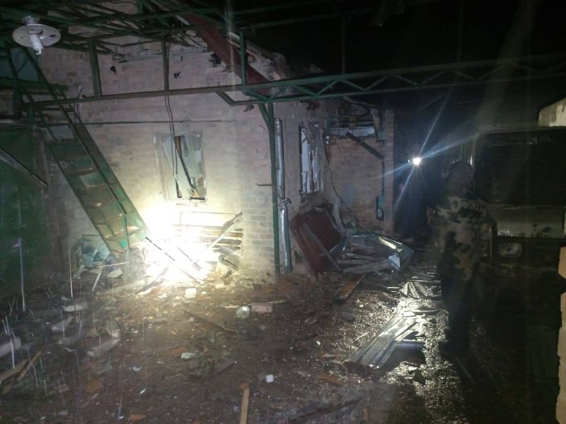Skador i Nikopol till följd av rysk beskjutning över natten