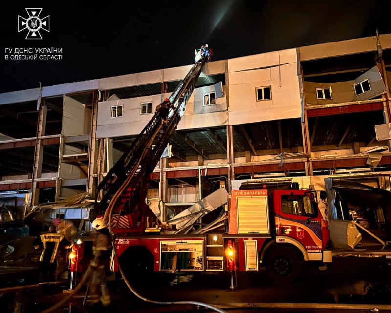 Foto delle conseguenze di uno sciopero notturno nella regione di Odessa. L'area dell'incendio presso l'impresa alimentare era di 10.000 metri quadrati.