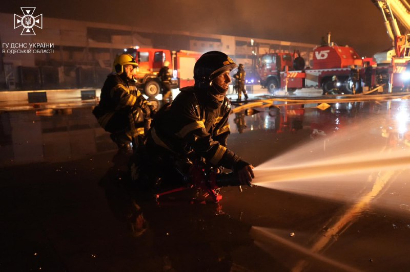 صورة لعواقب إضراب ليلي في منطقة أوديسا. كانت مساحة الحريق في مؤسسة الغذاء 10000 متر مربع.
