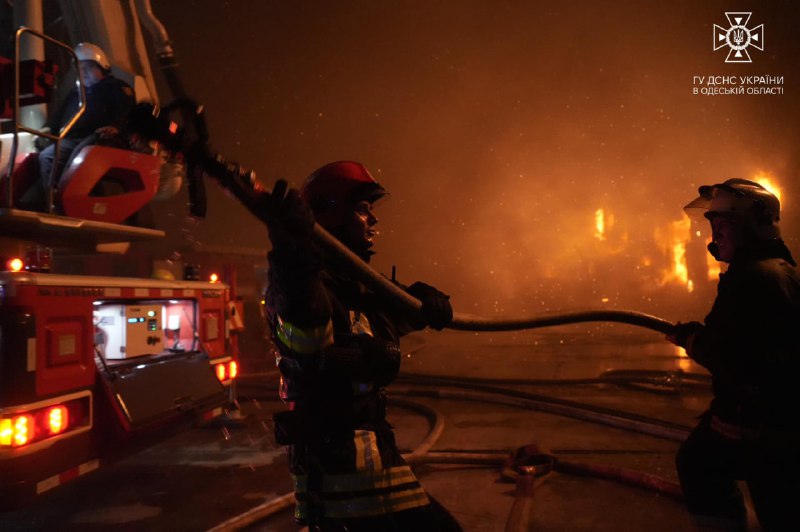 Fotografia následkov nočného štrajku v Odeskej oblasti. Plocha požiaru v potravinárskom podniku bola 10 000 metrov štvorcových.