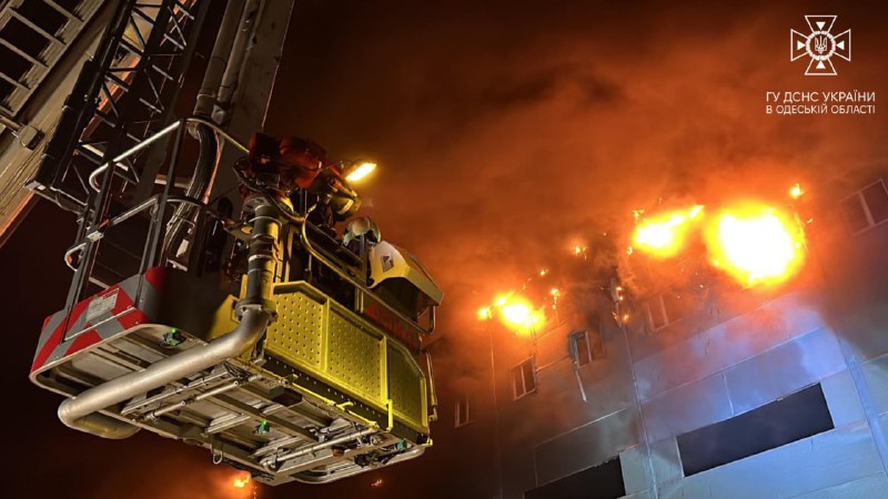 Naktinio streiko Odesos regione pasekmių nuotrauka. Maisto įmonės gaisro plotas siekė 10 000 kvadratinių metrų.