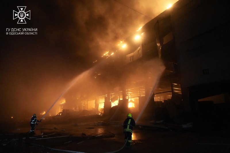 Foto der Folgen eines Nachtstreiks in der Region Odessa. Die Brandfläche des Lebensmittelunternehmens betrug 10.000 Quadratmeter.