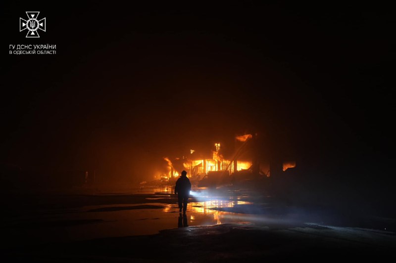 Naktinio streiko Odesos regione pasekmių nuotrauka. Maisto įmonės gaisro plotas siekė 10 000 kvadratinių metrų.