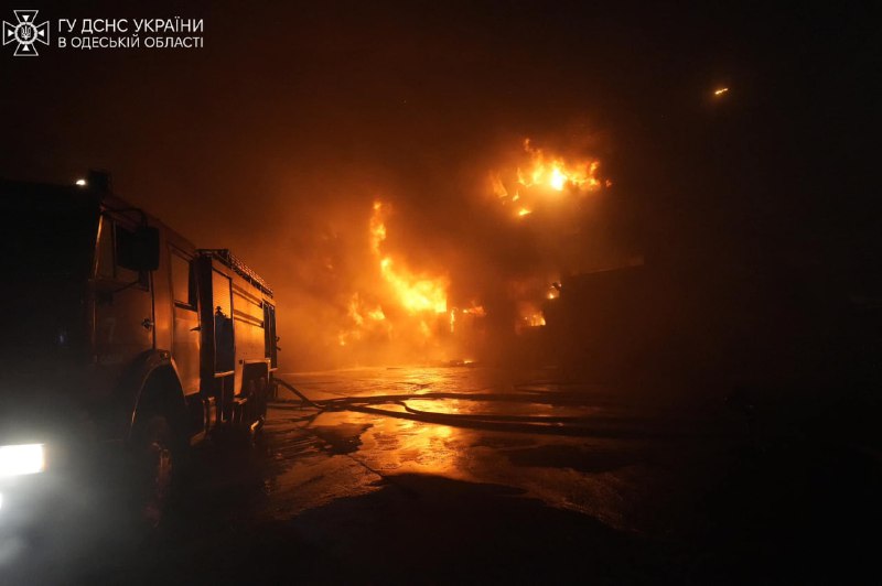 Foto der Folgen eines Nachtstreiks in der Region Odessa. Die Brandfläche des Lebensmittelunternehmens betrug 10.000 Quadratmeter.