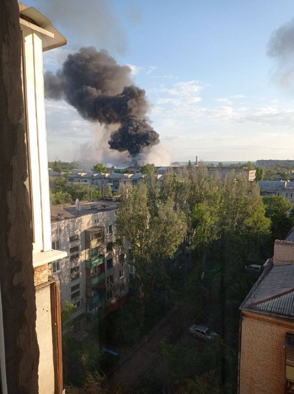 Spēcīgi sprādzieni Luhanskā pēc aizdomām par raķetes triecienu munīcijas noliktavā