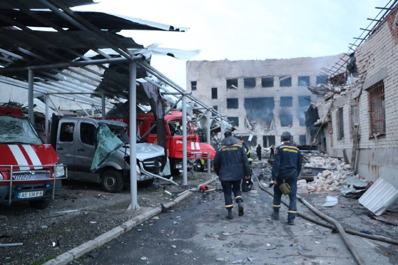 La base dei soccorritori EMERCOM è stata distrutta dall'attacco russo alla città di Dnipro durante la notte, 3 edifici e oltre 20 veicoli di soccorso