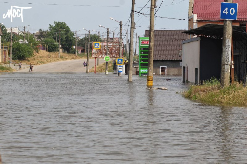 Ο δρόμος μεταξύ Antonivka και Kherson έχει πλημμυρίσει