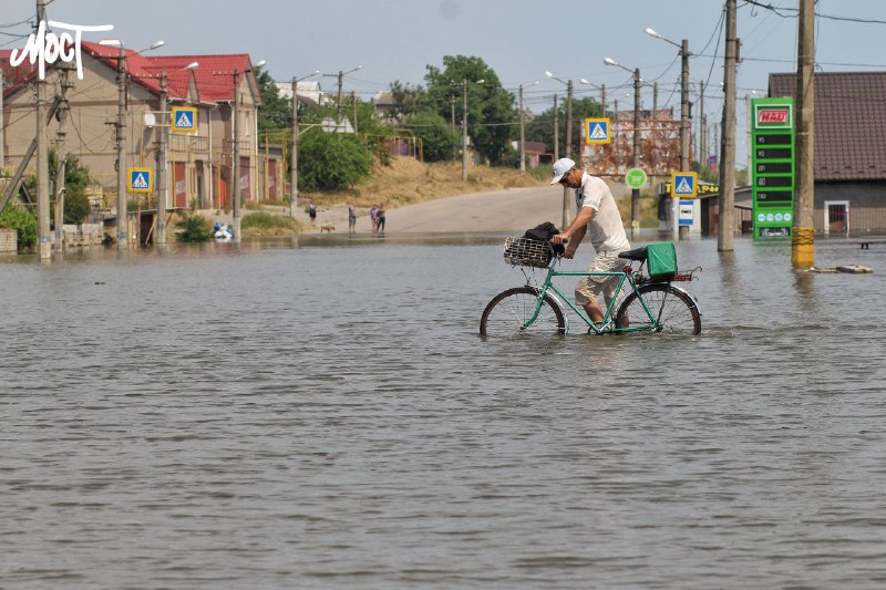 A estrada entre Antonivka e Kherson foi inundada