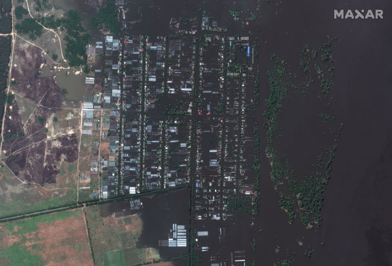 Сателитни снимки на Maxar на разрушения язовир Каховка и наводненията по течението на река Днепър