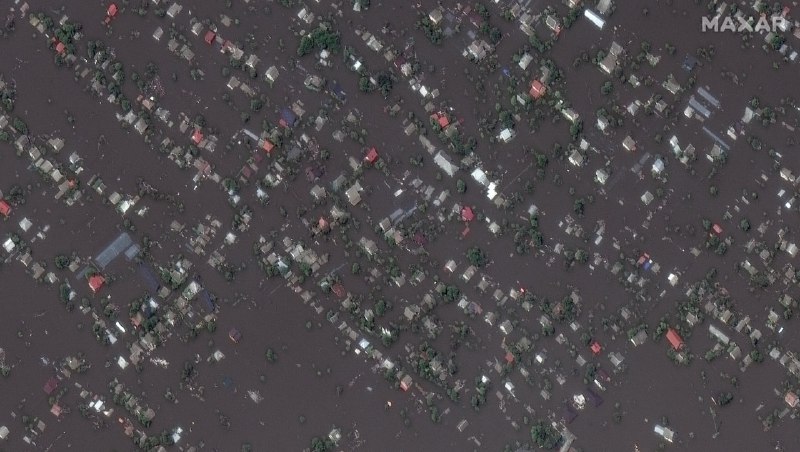 नष्ट हुए कखोव्का बांध और निप्रो नदी की धारा में बाढ़ की मैक्सार उपग्रह छवियां