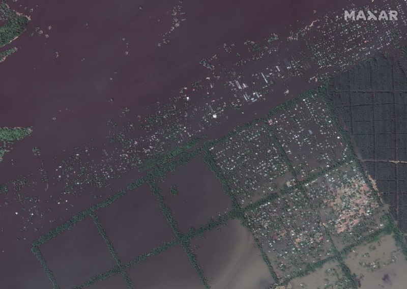 Imagini din satelit Maxar cu barajul Kakhovka distrus și inundații în josul râului Nipro