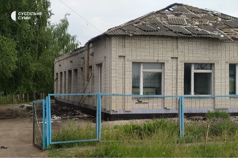 Szkoła uszkodzona w wiosce Sinne w regionie Sumy w wyniku strajku Szaheda